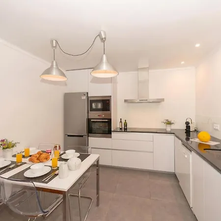 Sleeps 5 Pool Air Con Wifi *